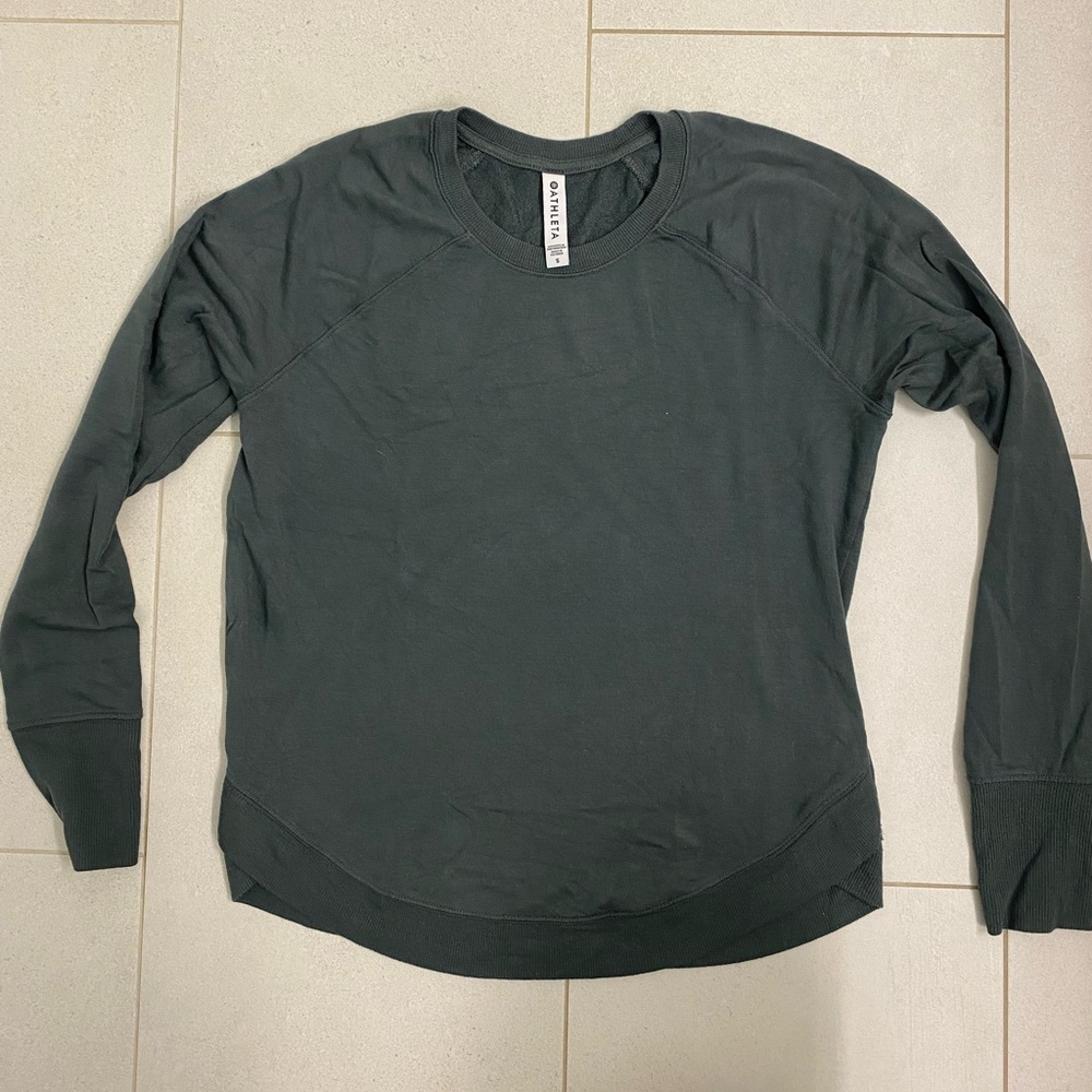 Athleta crew neck scallop hem shirt
